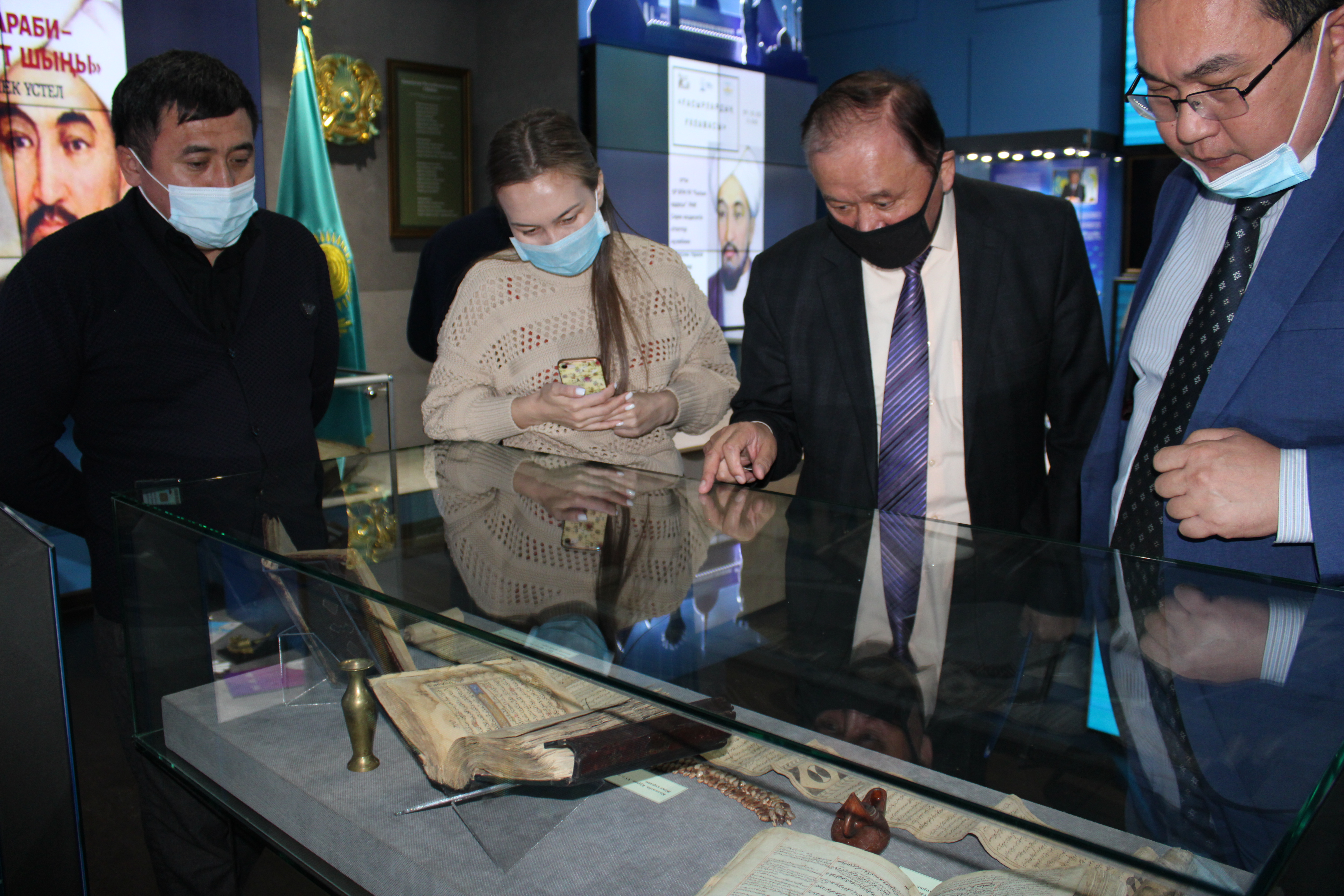 Круглый стол «Әл-Фараби – руханият шыңы» и выставка «Ғасырлардың ғұламасы»
