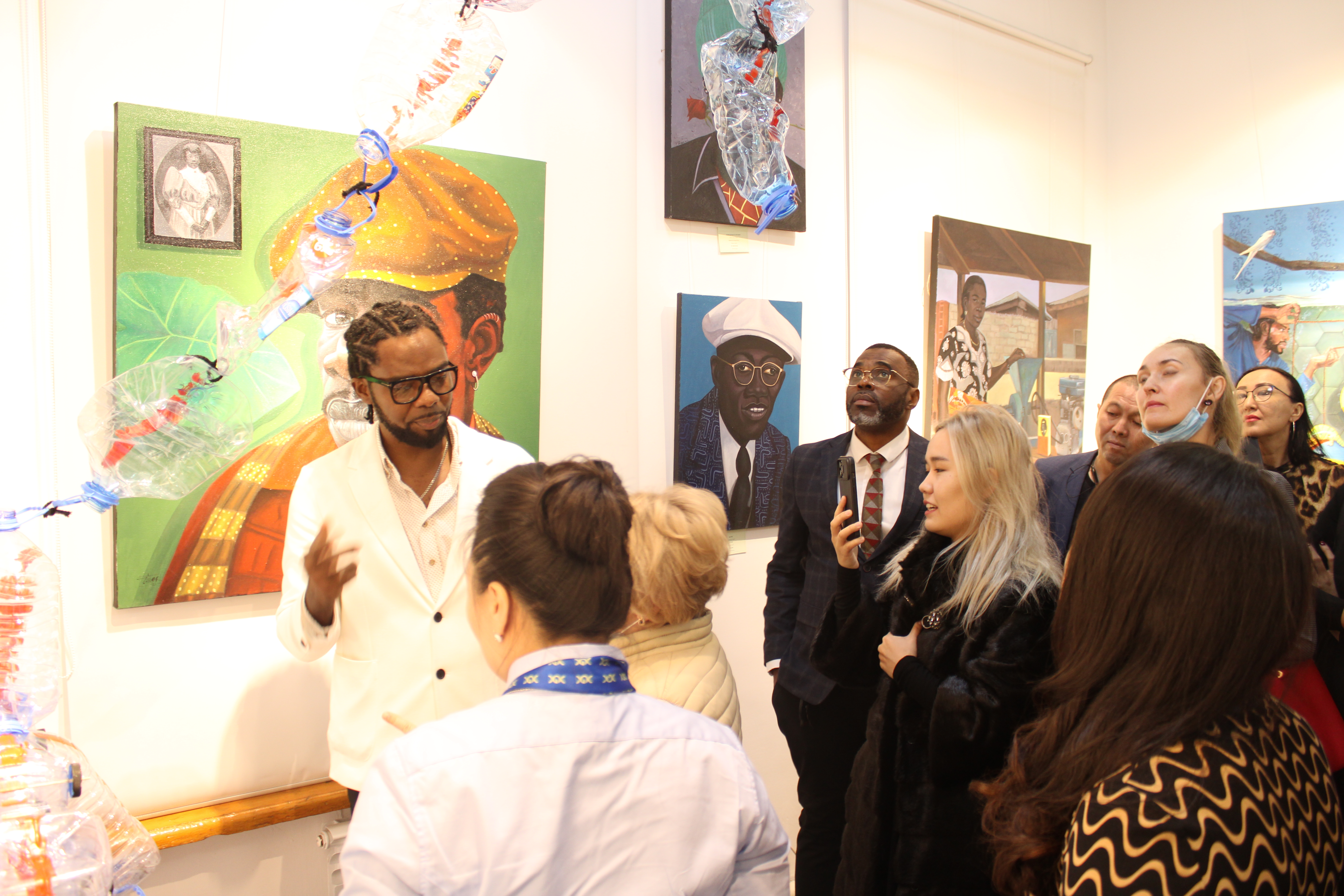 Персональная выставка талантливого казахстанского художника нигерийского происхождения  Мозеса Зибора «We are not alone»